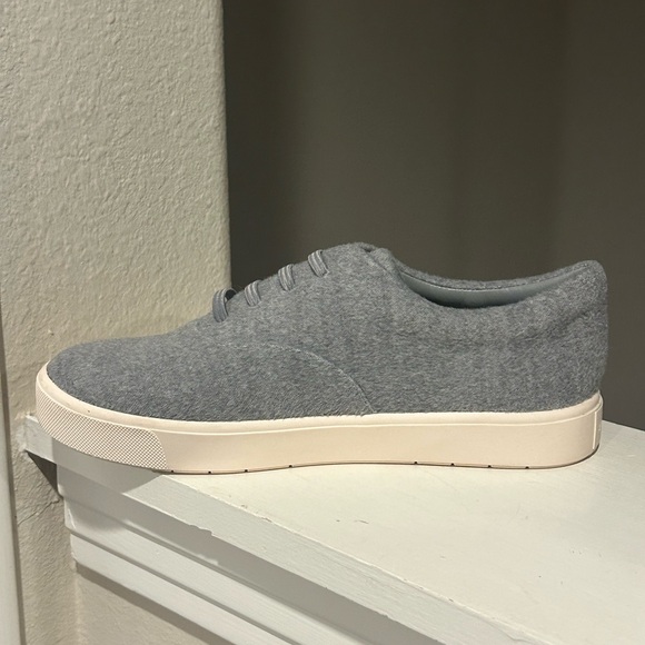 Vince. Women's Charcoal Gray Heaton Faux Lace Up Slip On Sneakers SZ 6.5 - Picture 3 of 9